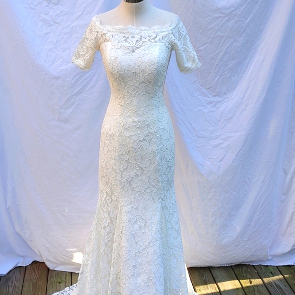 Wedding dress, sweetheart neckline, lace overlay, zip w/ false buttons & ribbon